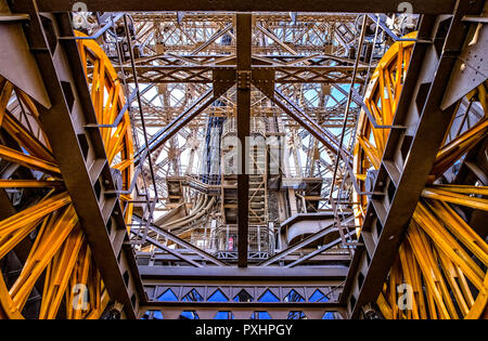 France Paris, l'ascenseur dans les roues de l'intérieur de la Tour Eiffel Banque D'Images