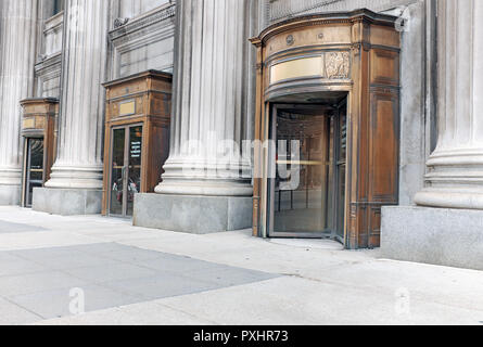 Au niveau de la rue en laiton ouvragé sur des portes d'entrée de l'immeuble 925, précédemment le Huntington Bank Building, dans le centre-ville de Cleveland, Ohio, USA. Banque D'Images