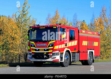 Finlande - Turku,19 Octobre 18 : Scania P370 Camion Camion à incendie phares sur.Scania complète sa gamme de génération de chariots avec des solutions de transport urbain Banque D'Images