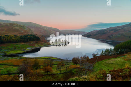 Haweswater dans l'Est de Lake District juste avant l'aube en Octobre Banque D'Images