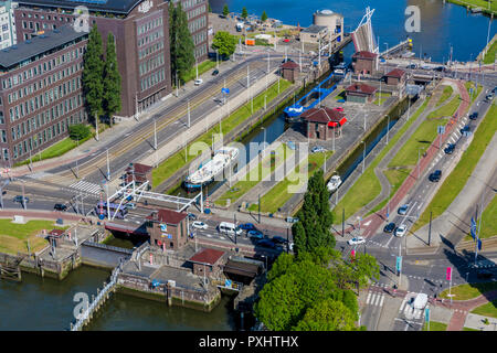 Vue aérienne de bateaux naviguant à travers un canal dans la ville de Rotterdam et un pont ouvrant aux Pays-Bas Holland Banque D'Images