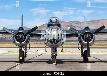 North American B-25 Mitchell bomber moyen sur la rampe à Reno-Stead Airport de Nevada. Banque D'Images