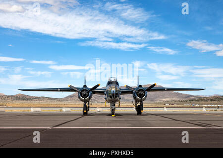 North American B-25 Mitchell bomber moyen sur la rampe à Reno-Stead Airport de Nevada. Banque D'Images