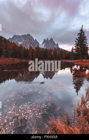 Beau matin d'automne avec mountain reflection à Antorno lake, Italie, Europe Banque D'Images