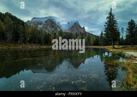 Nuageux matin à Antorno lake, chaud matin couleurs et belle réflexion. L'Italie, l'Europe Banque D'Images