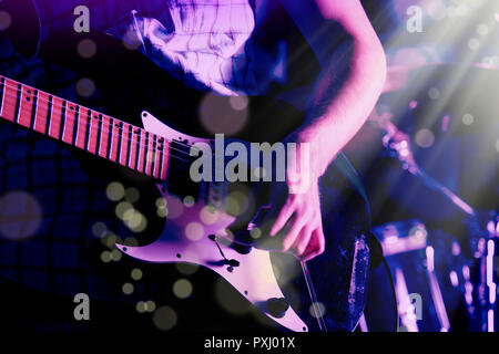 Image style de vie de close up jeune homme guitariste part, playing electric guitar Banque D'Images