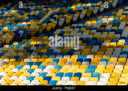 Sièges colorés vides sur les tribunes du stade de Banque D'Images