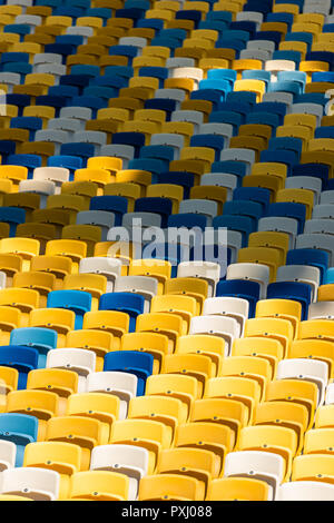 Full Frame shot de sièges colorés vides sur les tribunes du stade de Banque D'Images