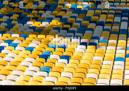 Full Frame shot de sièges colorés vides sur les tribunes du stade moderne Banque D'Images