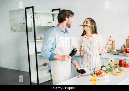 Quelques grimaces avec les légumes pendant la cuisson dans la cuisine Banque D'Images