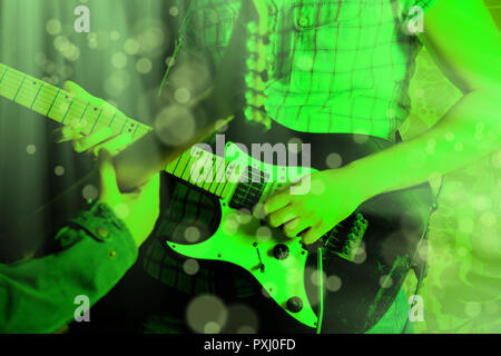 Image style de vie de close up jeune homme guitariste part, playing electric guitar Banque D'Images