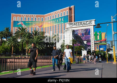 Les piétons circulant sur Las Vegas Boulevard (le Strip) près de la Mirage et Treasure Island hôtels. Banque D'Images