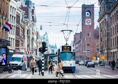 AMSTERDAM, Pays-Bas - Mars, 2018 : Le point de vue général de l'avenue Damrak à partir de la Place du Dam Banque D'Images