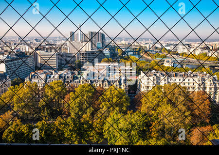 France Paris, vue sur la ville depuis l'intérieur de la Tour Eiffel Banque D'Images