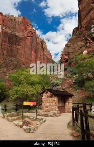 Passerelle à Narrows kiosque d'interprétation, Zion National Park, Utah, USA. Banque D'Images