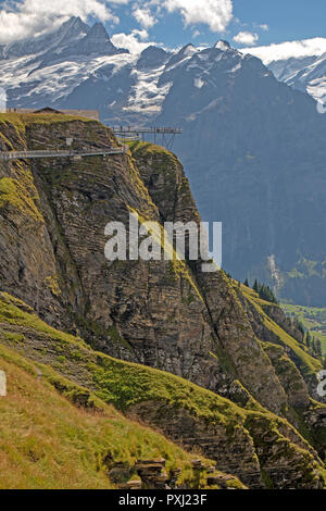 La première falaise à pied, une passerelle métallique vissé sur les falaises au-dessus de Grindelwald Banque D'Images