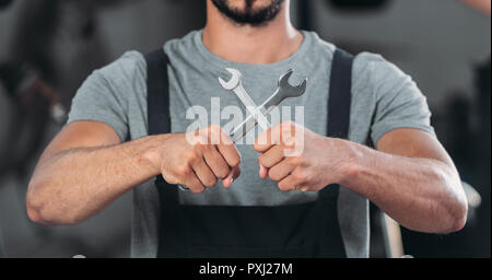 Portrait de auto mechanic holding deux clés Banque D'Images