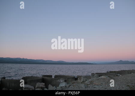 Plage de galets, le lac Nahuel Huapi, Bariloche, Argentine Banque D'Images