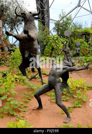 'Les rites de Dionysos' sculpture par Tim Shaw dans le biome méditerranéen, Eden Project, Cornwall, UK. Banque D'Images