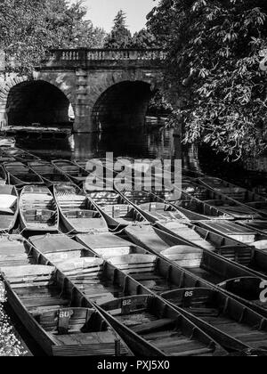 Image en noir et blanc de l'emblématique pont-de-la-Madeleine, rivière Cherwell, Oxford, Oxfordshire, England, UK, FR. Banque D'Images