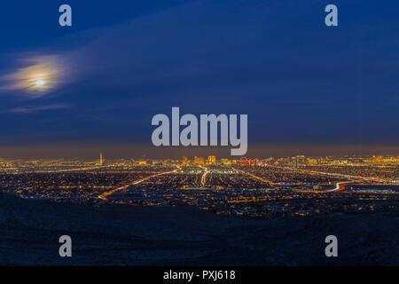 Las Vegas Nevada début de soirée pleine lune cityscape skyline. Banque D'Images