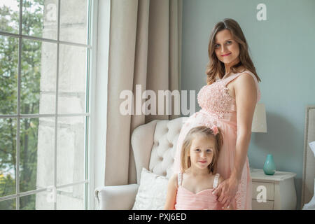 Heureuse maman et sa fille. Femme enceinte et le petit enfant fille Banque D'Images