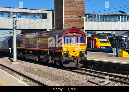 Classe 66 EWS locomotive diesel est à la tête d'un fret en direction sud à travers la station à Peterborough, Cambridgeshire, Angleterre, RU Banque D'Images