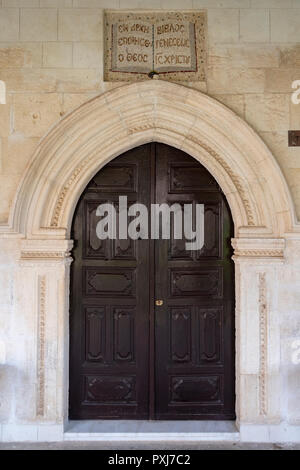 Porte d'entrée en bois orné au Agios Neophytos monastère près de Tala, Paphos, Chypre Région Banque D'Images