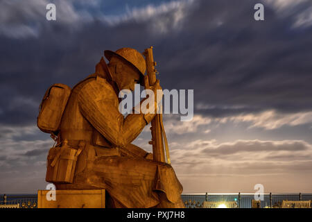 Tommy est une statue d'un soldat de la Première Guerre mondiale par l'artiste Ray Lonsdale, affiché près de Seaham War Memorial, sur terrasse vert par le front de mer Banque D'Images