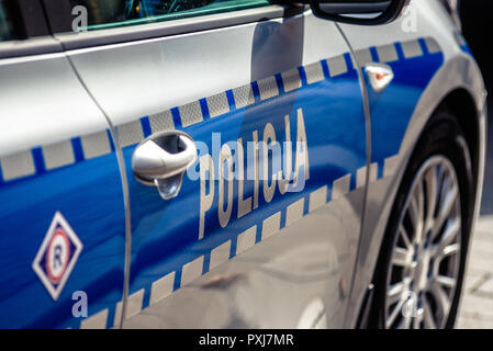 Voiture de police en patrouille avec la police sur la porte. Banque D'Images