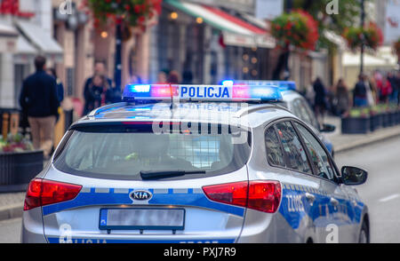 Les voitures de police en patrouille avec néon bleu et rouge clignotant feux d'avertissement. Banque D'Images