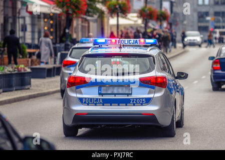 Les voitures de police en patrouille avec néon bleu et rouge clignotant feux d'avertissement. Banque D'Images