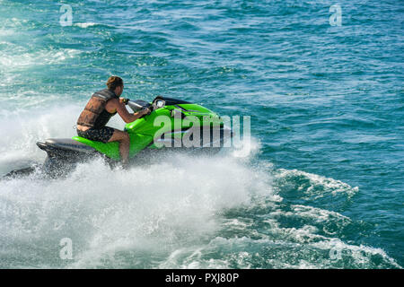 Le lac de Garde, ITALIE - Septembre 2018 : Personne d'un jet ski dans beaucoup de spray sur le lac de Garde. Banque D'Images