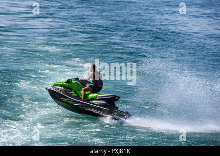 Le lac de Garde, ITALIE - Septembre 2018 : jet ski et de rider sur le lac de Garde. Banque D'Images