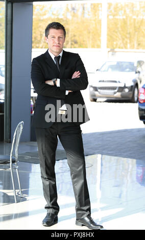 Portrait d'homme debout dans le stationnement de la voiture. Banque D'Images