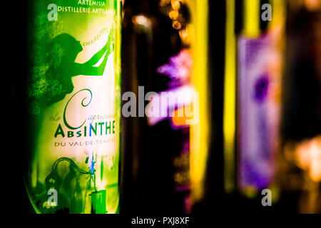 Absinthe en France et en Suisse. La fée verte - Absinthe est la première boisson alcoolisée que les femmes ont été autorisées à boire en public au milieu du XIXe siècle sans être comptées parmi la demimonde peu connue Banque D'Images