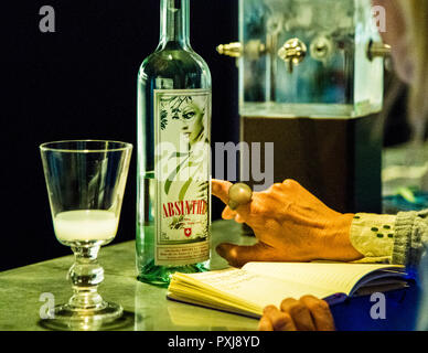 Absinthe en France et en Suisse. À la Maison de l'Absinthe, vous êtes accueilli dans un bar. Ici, il y a aussi toujours un ressort froid en usage. Dans le passé, l'eau froide glacée a sué au rythme d'une goutte par minute sur le cube de sucre et à travers la cuillère dans l'alcool chaud de la pièce. Chaque goutte a laissé un effet de trouble vert laiteux dans le verre Banque D'Images