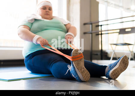 Femme obèse en classe de formation de remise en forme Banque D'Images
