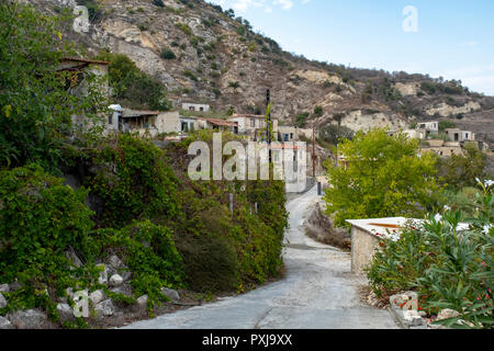 Kato Theletra ou vieux Theletra. Le village a été abandonné par ses habitants qui ont déménagé à l'échelon supérieur de la colline après un séisme a provoqué un glissement de terrain. Banque D'Images