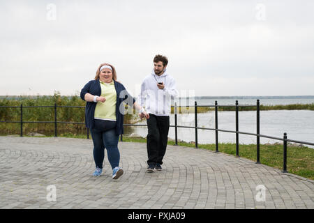 Jogging femme obèse en plein air Banque D'Images