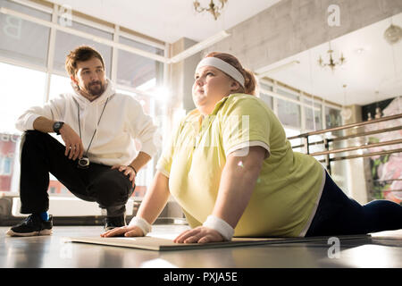 Formation de perte de poids avec l'entraîneur Banque D'Images