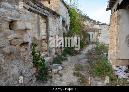 Kato Theletra ou vieux Theletra. Le village a été abandonné par ses habitants qui ont déménagé à l'échelon supérieur de la colline après un séisme a provoqué un glissement de terrain. Banque D'Images