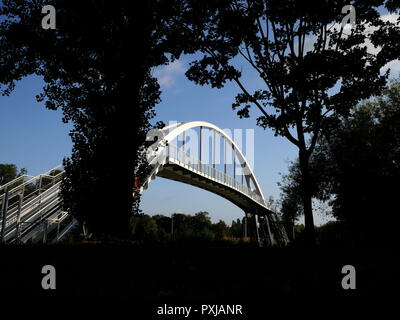 AJAXNETPHOTO. PORT MARLY, FRANCE. - Pont SUR SEINE - une nouvelle passerelle pour piétons et cyclistes PONT TRAVERSANT LA SEINE À PORT MARLY. 19ème siècle artistes impressionnistes Alfred Sisley, Camille PISSARRO, COROT, André Derain, ET D'AUTRES ONT RÉALISÉ DES ÉTUDES SUR LA VIE DE LA RIVIÈRE PRÈS D'ici. Le PONT, achevé en 2016, mesure 86m de long et pèse 131 tonnes. PHOTO:JONATHAN EASTLAND/AJAX REF:181909 GX8  348 Banque D'Images