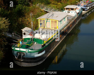 AJAXNETPHOTO. PORT MARLY, FRANCE. - SEINE HOUSEBOATS - 21E SIÈCLE SCÈNE DE PENICHE PÉNICHES AMARRÉ SUR LES RIVES DE LA SEINE. Lieu A ÉTÉ RENDU CÉLÈBRE DANS LES PEINTURES PAR DES IMPRESSIONNISTES Alfred Sisley, Camille PISSARRO ET D'AUTRES À LA FIN DU 19ème siècle. PHOTO:JONATHAN EASTLAND REF:181909 GX8  359 Banque D'Images