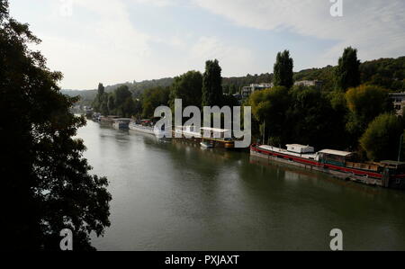 AJAXNETPHOTO. PORT MARLY, FRANCE. - SEINE HOUSEBOATS - 21E SIÈCLE SCÈNE DE PENICHE PÉNICHES AMARRÉ SUR LES RIVES DE LA SEINE. Lieu A ÉTÉ RENDU CÉLÈBRE DANS LES PEINTURES PAR DES IMPRESSIONNISTES Alfred Sisley, Camille PISSARRO ET D'AUTRES À LA FIN DU 19ème siècle. PHOTO:JONATHAN EASTLAND REF:181909 GX8  366 Banque D'Images