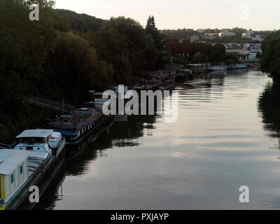 AJAXNETPHOTO. PORT MARLY, FRANCE. - SEINE HOUSEBOATS - 21E SIÈCLE SCÈNE DE PENICHE PÉNICHES AMARRÉ SUR LES RIVES DE LA SEINE. Lieu A ÉTÉ RENDU CÉLÈBRE DANS LES PEINTURES PAR DES IMPRESSIONNISTES Alfred Sisley, Camille PISSARRO ET D'AUTRES À LA FIN DU 19ème siècle. PHOTO:JONATHAN EASTLAND REF:182009 7598  GXR Banque D'Images