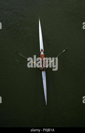 AJAXNETPHOTO. PORT MARLY, FRANCE. - LONESOME ROWER - UN SEUL AVIRON SCULL FAIT SON CHEMIN EN AMONT EN DIRECTION DE PARIS. PHOTO:JONATHAN EASTLAND/AJAX REF : 181909 GX8  362 Banque D'Images