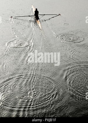 AJAXNETPHOTO. PORT MARLY, FRANCE. - LONESOME ROWER - UN SEUL AVIRON SCULL FAIT SON CHEMIN EN AMONT EN DIRECTION DE PARIS. PHOTO:JONATHAN EASTLAND/AJAX REF : 181909 GX8  373 Banque D'Images