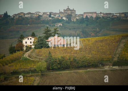 À l'ouest de Monforte d'Alba, Cuneo, dans le Piémont, Italie sur les collines et vignobles Banque D'Images