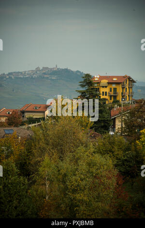 À au nord-ouest de Monforte d'Alba, Cuneo, dans le Piémont, Italie sur les collines et vignobles Banque D'Images